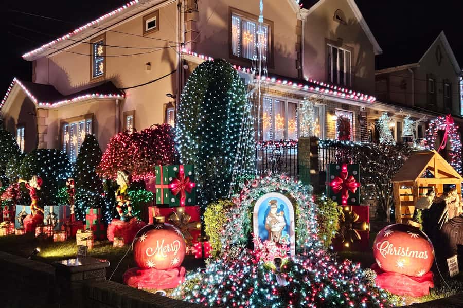 NYC: Dyker Heights Christmas Lights Tour with Hot Cocoa - What the famous homes add