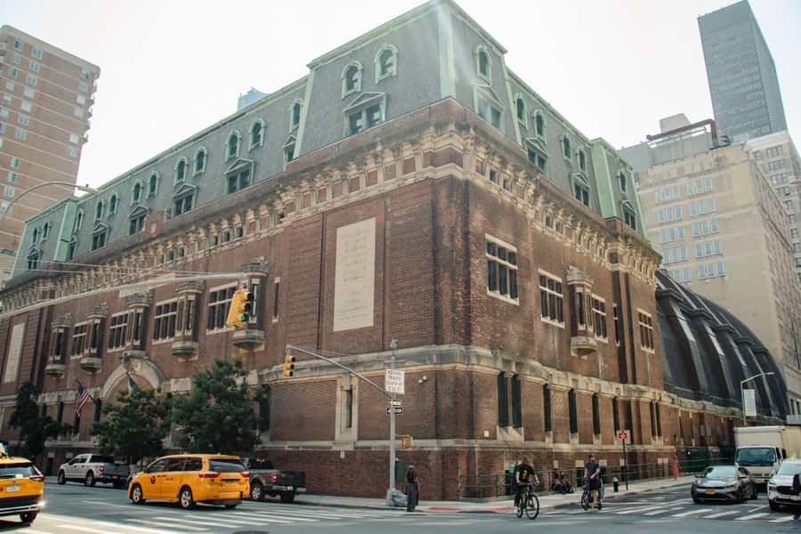 NYC: East Village & Midtown Irish History Walking Tour - Gramercy Park and the politics of old Manhattan