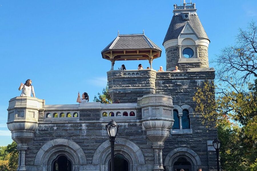 NYC: English or German Central Park Bike Tour & eBike Option - Bethesda Fountain: the main pause