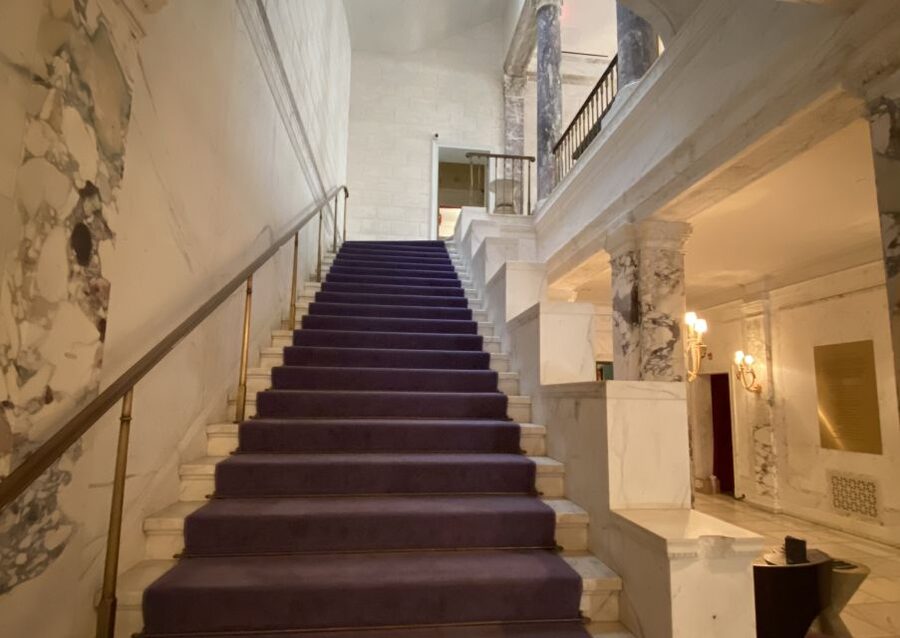 NYC: Gilded Age Mansions Guided Tour - How the visual aids change the walk