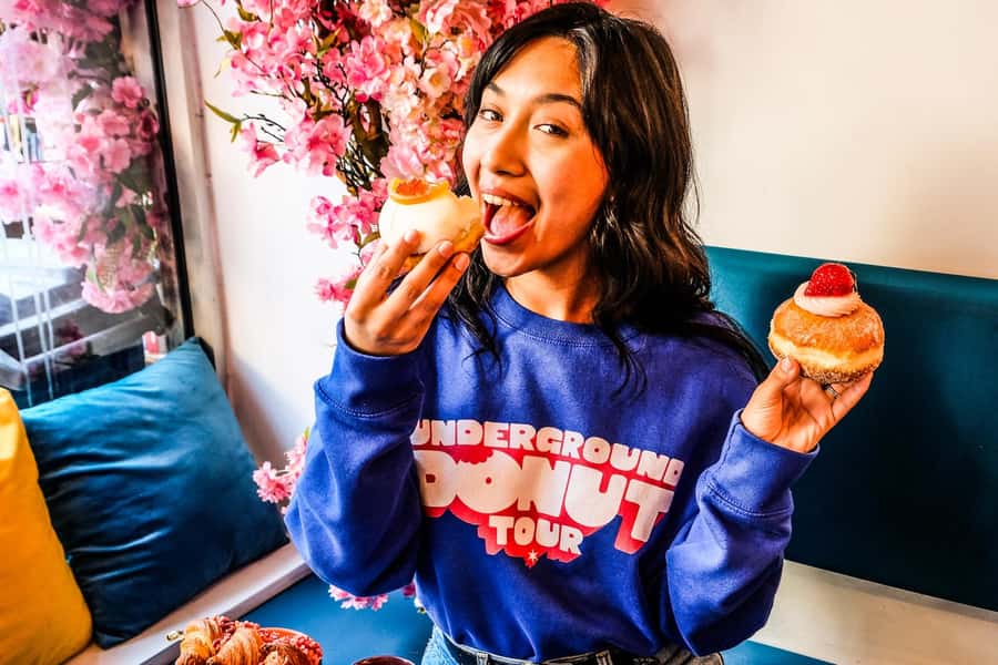 NYC: Guided Delicious Donut Tour with Tastings - The first tasting: a bombolone worth remembering