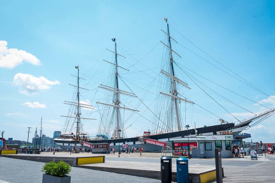 NYC: Half-Day Luxury Bus Tour with One World Access - Guides, driving, and the pace of the day