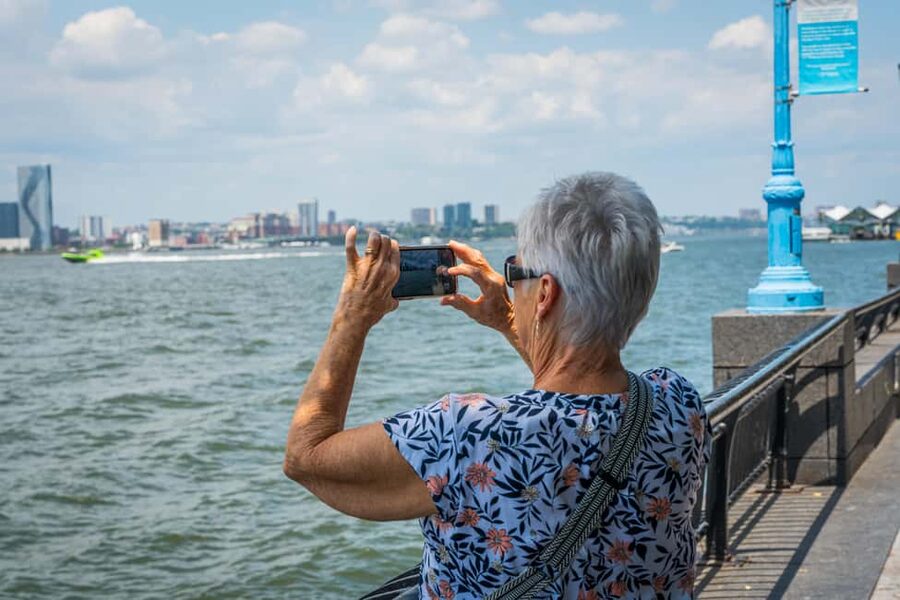 NYC: Half-Day Luxury Bus Tour with One World Access - Brooklyn Bridge views from Pier 17