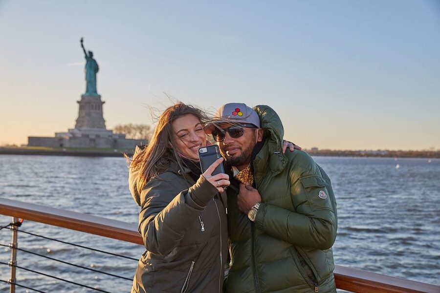 NYC: Holiday Yacht Cruise with Jazz, Cocoa & Carols - A small yacht with a big holiday mood