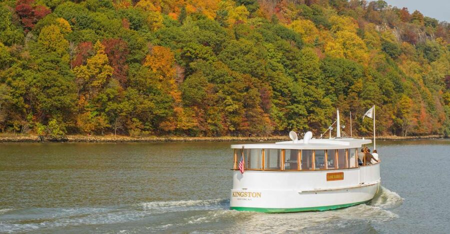 NYC: Hudson River Fall Foliage Yacht Tour - A drink, a picnic, and 150 minutes on the water