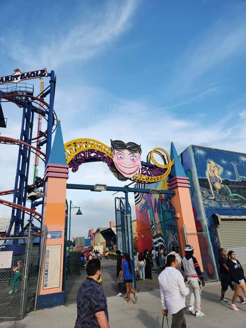 NYC: Iconic Brooklyn - Bridge, Dumbo & Coney Island tour - How the guides shape the day