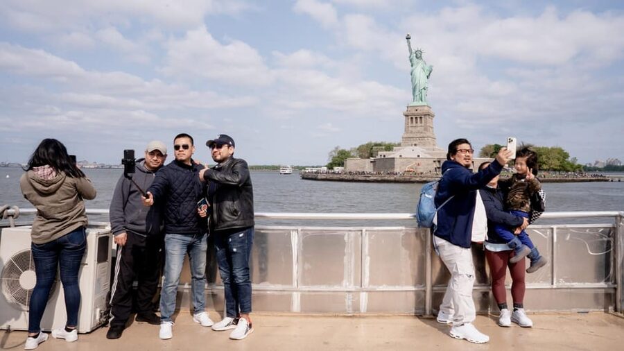 NYC: Liberty Cruise on New York Harbor with Live Guide - Photographing the Statue of Liberty
