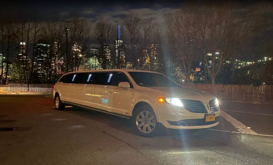 NYC Limousine Tour By Stretch Limo-King And Queen Limo NYC - Brooklyn Bridge provides the skyline payoff