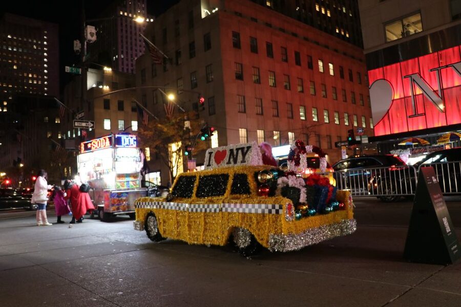 NYC: Magical Christmas Lights Carriage Ride - Rockefeller Center and the famous Christmas tree
