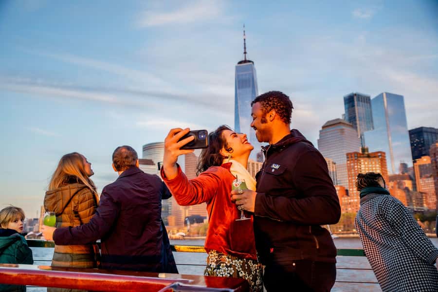 NYC: Manhattan Skyline Brunch Cruise with a Drink - A brunch cruise with Manhattan as the main course