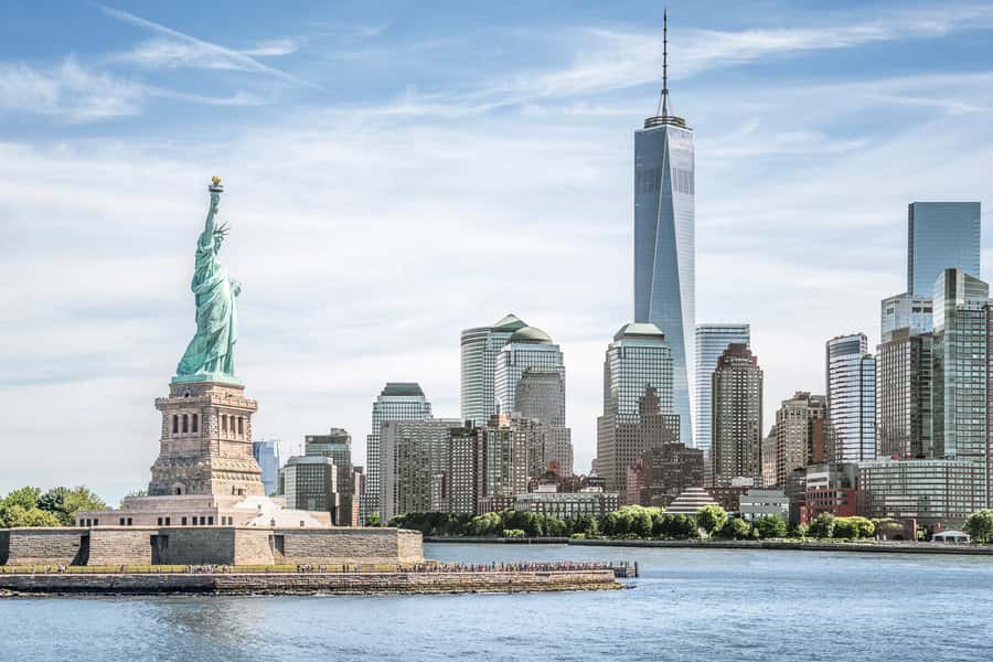 NYC: Manhattan Skyline Brunch Cruise with a Drink - The three-course brunch: part table service, part buffet