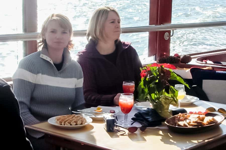 NYC: Manhattan Skyline Brunch Cruise with a Drink - Your included drink and the onboard atmosphere