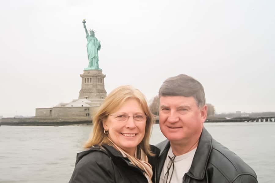 NYC: Manhattan Skyline Brunch Cruise with a Drink - Boarding at Chelsea Piers and settling into the salon