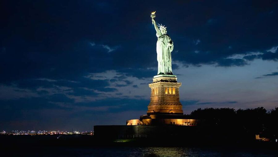 NYC: Manhattan Skyline Dining Cruise - Key points at a glance