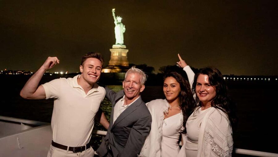 NYC: Manhattan Skyline Dining Cruise - Three decks and two ways to dine