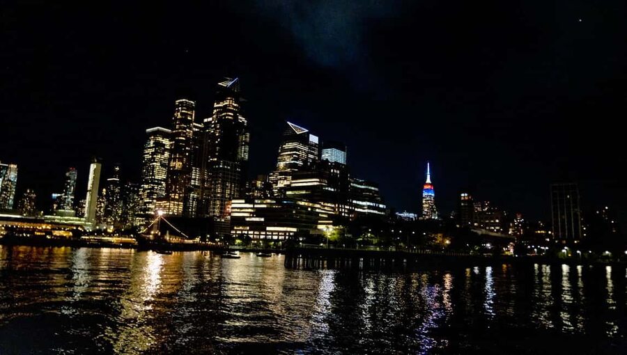 NYC: Manhattan Skyline Dining Cruise - Comfort, photos, and small practical concerns