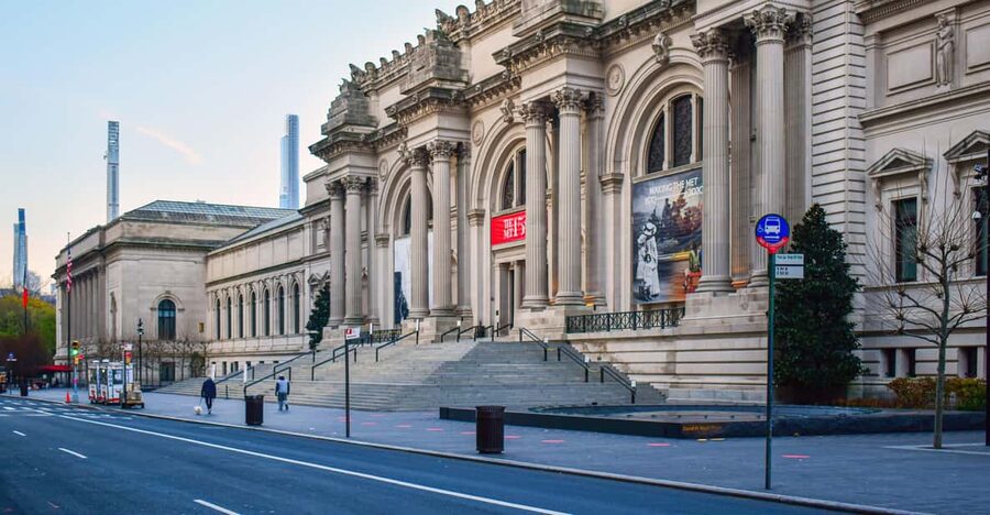 NYC: Metropolitan Museum of Art Highlights Tour - Finding the guide by the pharaoh statue