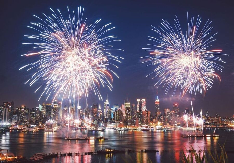 NYC: New Year's Eve Buffet Dinner Fireworks Harbor Cruise - What $552 per person really buys