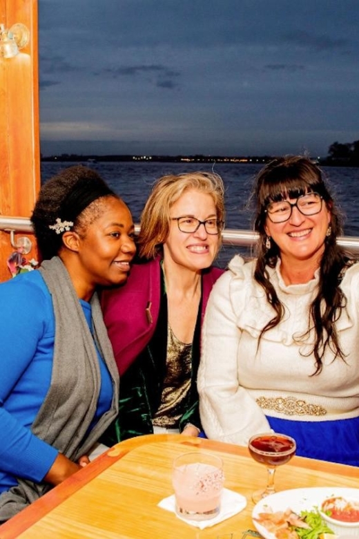NYC: Night Holiday Lights and Cocoa Cruise - The first skyline views along the Hudson