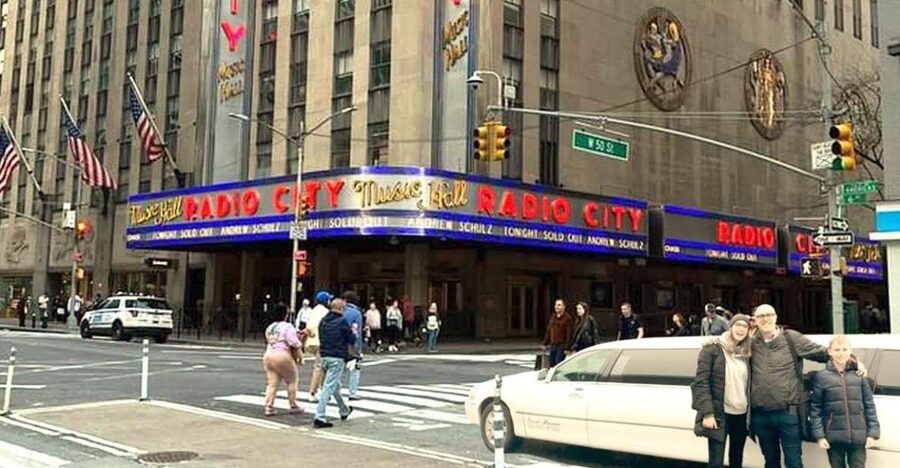 NYC: Private Home Alone 2 Stretch Limousine Tour with Pizza - Empire State Building: a famous first stop