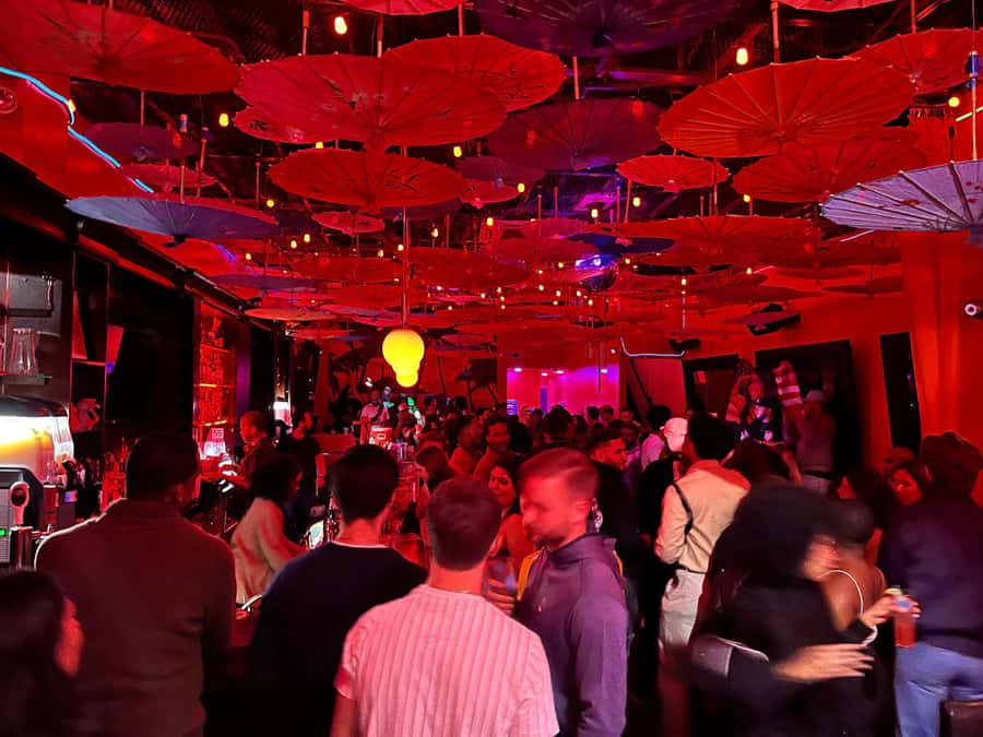 NYC Pub Crawl and Rooftop Clubbing Experience - Timing, pace, and the importance of staying with the host