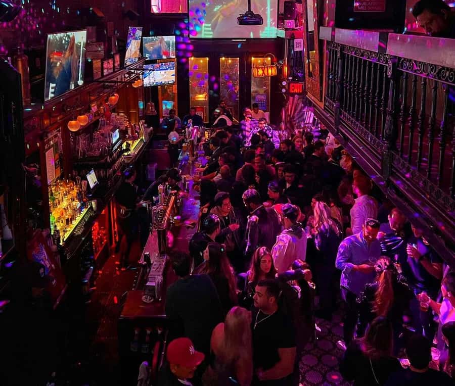 NYC Pub Crawl Experience - What happens at the bars and clubs