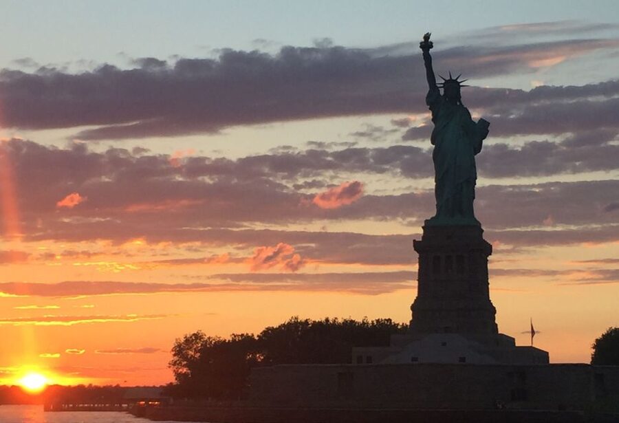NYC: Romantic Valentine's Day Champagne Cruise - What the $134 price really buys