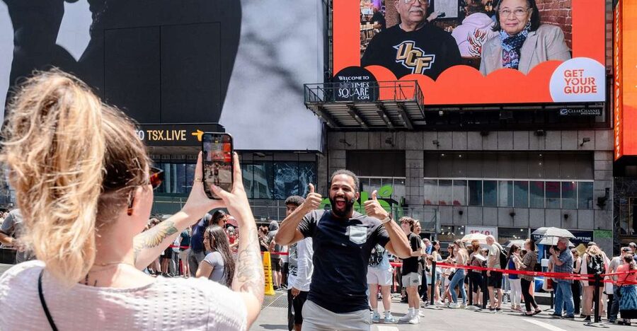 NYC: See Yourself on a Times Square Billboard for 24 Hours - Planning the day around your display