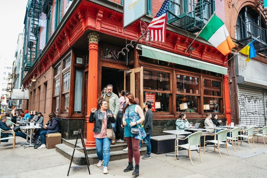 NYC: Sex and the City Hotspots Bus Tour (On Location Tours) - What the guides add to the experience