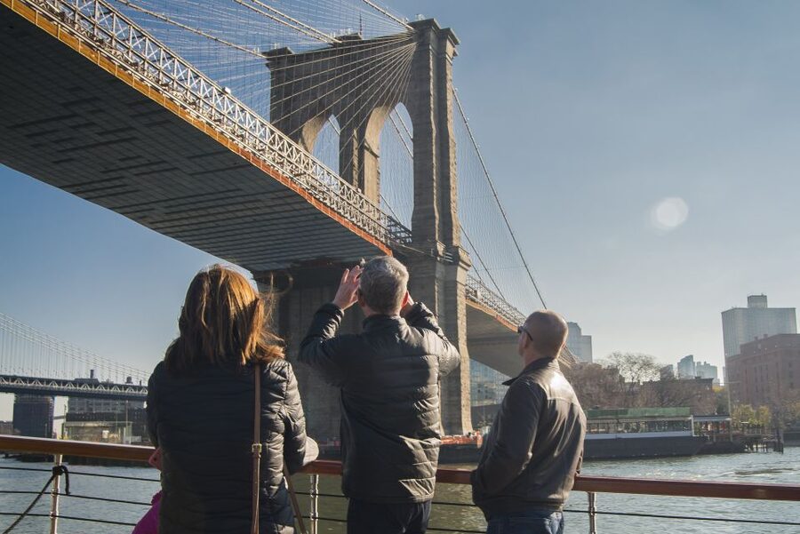 NYC: Sightseeing Holiday Cruise with Drink - Key points to know before booking