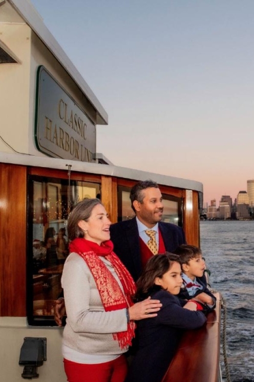 NYC: Sightseeing Holiday Cruise with Drink - Should you book it?