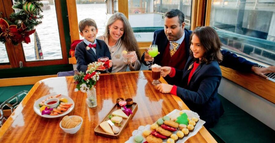 NYC: Sightseeing Holiday Cruise with Drink - What your $85 covers, and what it does not