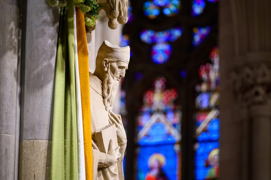 NYC: St. Patrick's Cathedral Tour - Choosing the audio tour