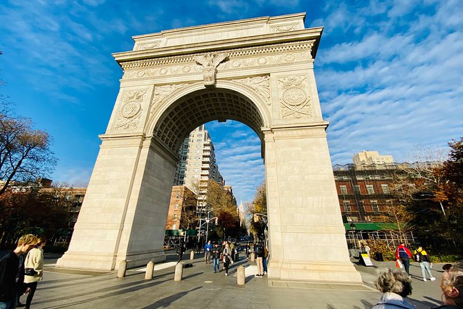 NYC TV & Movie Locations Bus Tour – Friends, Seinfeld & More - Meeting the actor guide and setting off