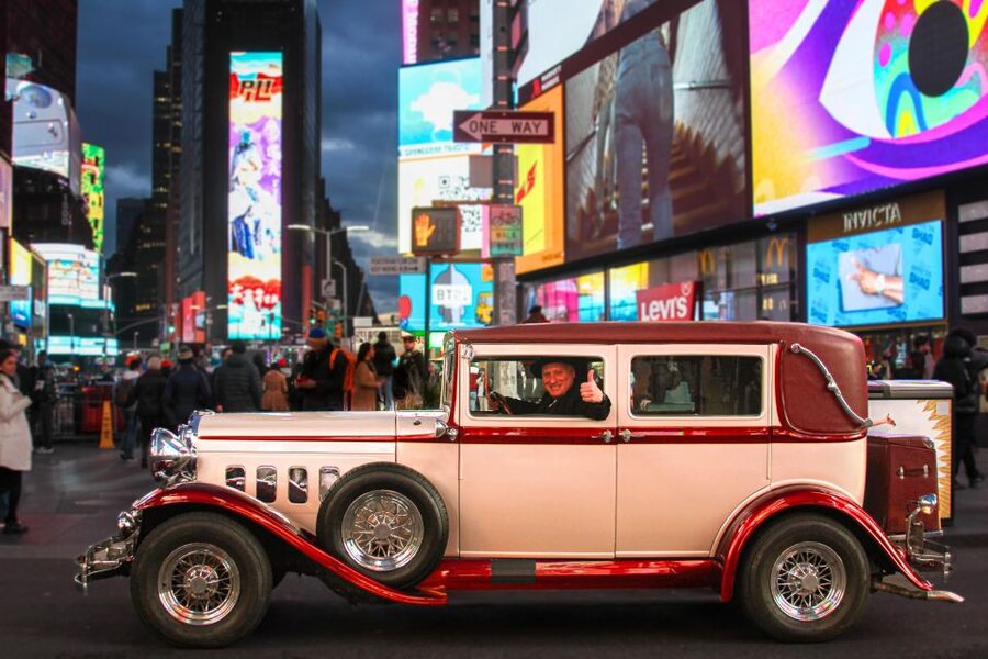 NYC: Vintage Car Night Tour - Downtown Manhattan and the bridge lights