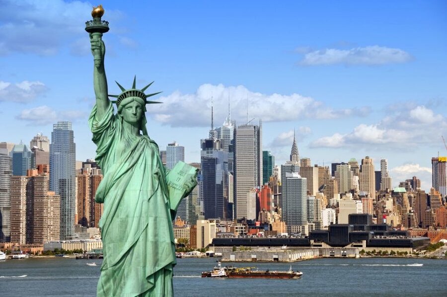 NYC: Walking Tour with Local Guide and 30+ Top NYC Sights - Guides, storytelling, and the human side of the tour