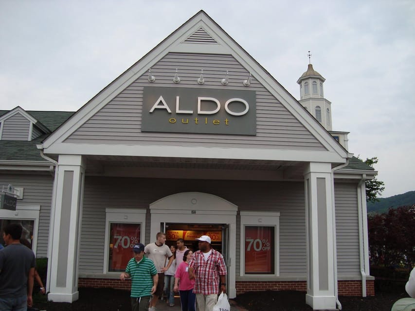 NYC: Woodbury Outlets Private Shopping Tour - The useful car-side bag service