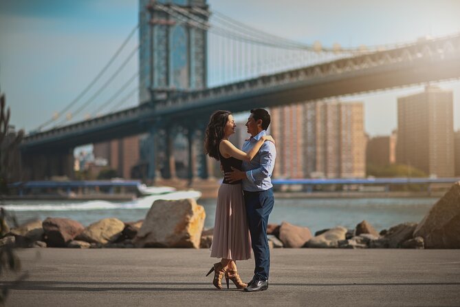 Photographer in New York - Dumbo: brick, bridge, and a famous New York frame