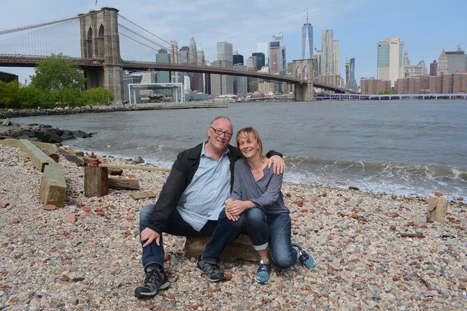 Private Brooklyn Bridge & DUMBO Photoshoot with Pro Photographer - A private group session with room for six
