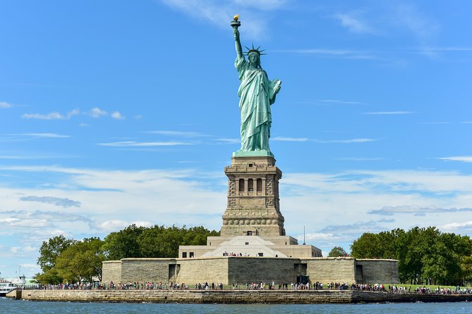 PRIVATE Manhattan Speedboat Tour - Up to 12 passengers - Starting at Chelsea Piers and getting ready to ride