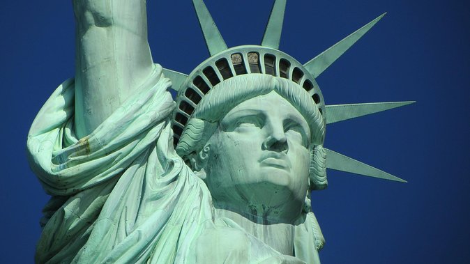 Statue of Liberty and Ellis Island Tour in Spanish - Battery Park and Castle Clinton set the scene