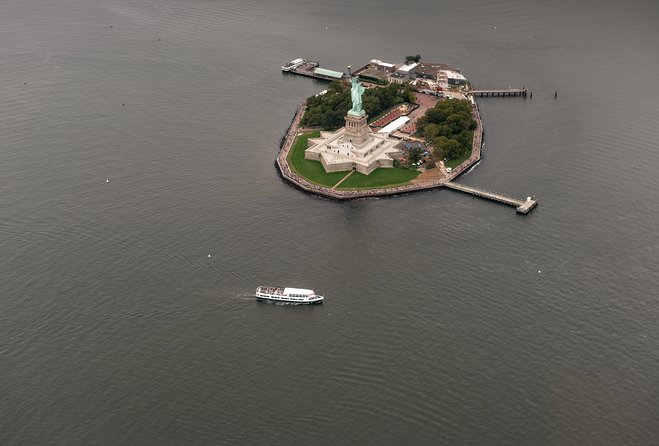 The Manhattan Helicopter Tour of New York - Leaving Battery Park for the Manhattan skyline