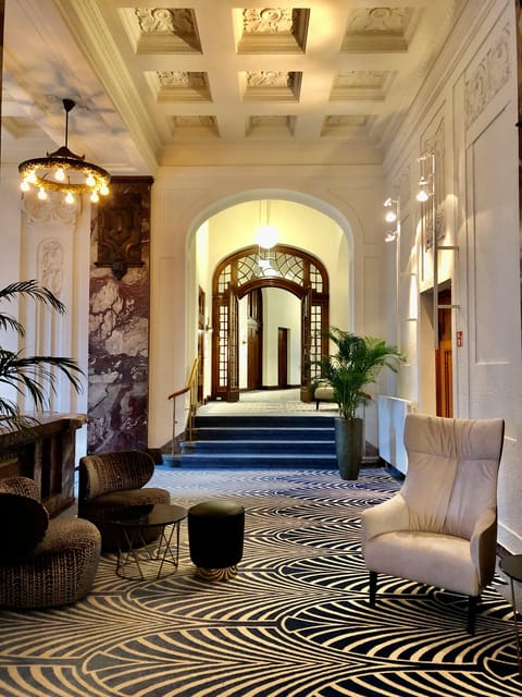 Unveiling New York City's Most Breathtaking Lobbies - Historic landmarks with stories in stone and glass
