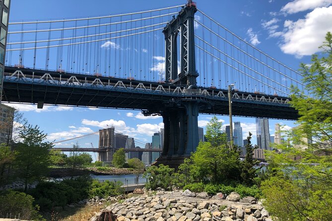 Walking tour in Manhattan Brooklyn Bridge and Waterfront - DUMBO and the famous Manhattan Bridge frame
