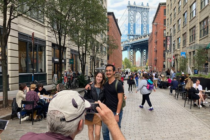 Walking tour in Manhattan Brooklyn Bridge and Waterfront - Crossing the Brooklyn Bridge with the story in view